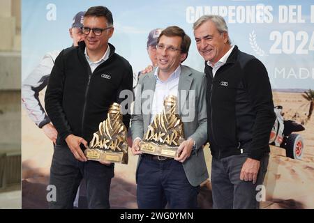 Madrid, Spagna. 2 febbraio 2024. Il sindaco di Madrid Jose Luis Martinez Almeida durante un incontro con il pilota Carlos Sainz come vincitore del Rally Dakar 2024 a Madrid venerdì 2 febbraio 2024 credito: CORDONE PRESS/Alamy Live News Foto Stock