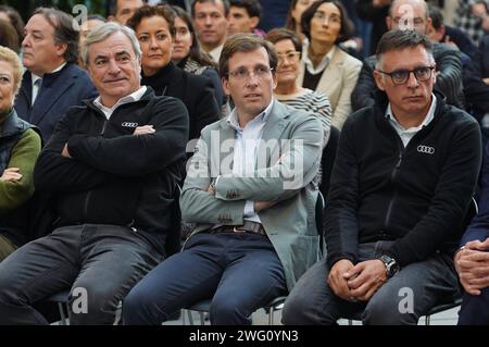 Madrid, Spagna. 2 febbraio 2024. Il sindaco di Madrid Jose Luis Martinez Almeida durante un incontro con il pilota Carlos Sainz come vincitore del Rally Dakar 2024 a Madrid venerdì 2 febbraio 2024 credito: CORDONE PRESS/Alamy Live News Foto Stock