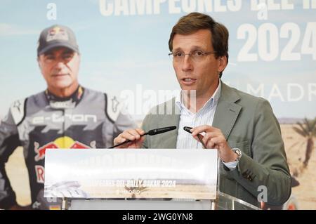 Madrid, Spagna. 2 febbraio 2024. Il sindaco di Madrid Jose Luis Martinez Almeida durante un incontro con il pilota Carlos Sainz come vincitore del Rally Dakar 2024 a Madrid venerdì 2 febbraio 2024 credito: CORDONE PRESS/Alamy Live News Foto Stock