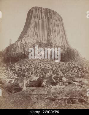 Devil's Tower dal West Side che mostra milioni di tonnellate di roccia caduta Tower 800..., 1890. Foto Stock