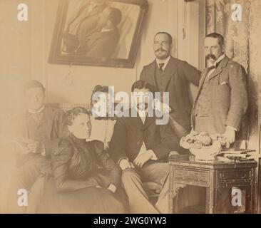 Un incontro sociale nella sala veranda, Dom Smith, Vladivostok, Russia, 1899. Ritratti di gruppo (da sinistra a destra): David Clarkson, Sarah Smith, Eleanor Pray, Frederick Pray, William Davidson, e il dottor Robert Ivy. Album fotografico della vita espatriata della famiglia di pregare a Vladivostok, in Russia. Foto Stock