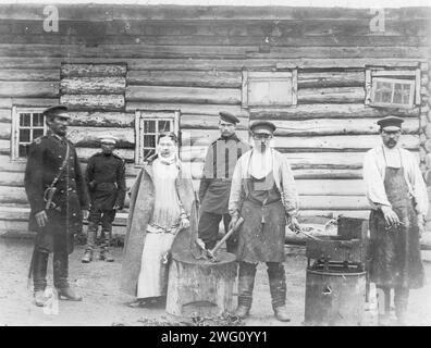 SOF'ia "Golden Hand", 1890. Le fotografie sono state scattate sull'isola di Sakhalin tra la fine del XIX secolo e l'inizio del XX secolo e forniscono rari scorci degli insediamenti dell'isola, delle prigioni e degli abitanti. L'isola di Sakhalin fu usata dalla Russia imperiale come colonia penale e luogo di esilio per criminali e prigionieri politici. La collezione raffigura la vita pubblica e le istituzioni nella città di Aleksandrovsk Post, i detenuti che lavorano in condizioni difficili o in catene, e i prigionieri politici. Le fotografie mostrano anche la vita quotidiana sia del popolo Nivkh, indigeno della parte settentrionale di t Foto Stock