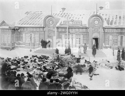 Arrivo della posta invernale, 1890.. Le fotografie sono state scattate sull'isola di Sakhalin tra la fine del XIX secolo e l'inizio del XX secolo e forniscono rari scorci degli insediamenti dell'isola, delle prigioni e degli abitanti. L'isola di Sakhalin fu usata dalla Russia imperiale come colonia penale e luogo di esilio per criminali e prigionieri politici. La collezione raffigura la vita pubblica e le istituzioni nella città di Aleksandrovsk Post, i detenuti che lavorano in condizioni difficili o in catene, e i prigionieri politici. Le fotografie mostrano anche la vita quotidiana dei Nivkh, indigeni della parte settentrionale dell'isla Foto Stock