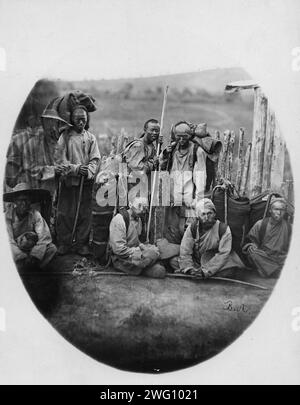 Mansi (esiliati cinesi sul confine russo), 1865-1871. Questo album contiene 154 fotografie scattate nella seconda metà degli anni '1860 e '1870 da un fotografo locale dell'Estremo Oriente, V. V. Lanin. Il mercante V. P. Myl'nikov lo presentò come dono alla Biblioteca pubblica Imperiale di St. Petersburg al suo ritorno dalla regione di Amur. Le fotografie rappresentano una varietà di soggetti, tra cui scene municipali di Blagoveshchensk, Nikolaevsk-na-Amure e Vladivostok; immagini della vita e della cultura nativa, vedute della natura e del commercio lungo i fiumi Amur, Ussuri e Suifun. Foto Stock