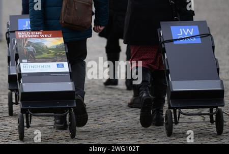 Dresda, Germania. 2 febbraio 2024. Le persone con stand informativi mobili, con informazioni dai testimoni di Geova, attraversano la Postplatz. Credito: Robert Michael/dpa/Alamy Live News Foto Stock