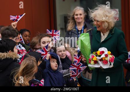 La regina Camilla, nel suo ruolo di presidente del Royal Voluntary Service, parte dopo una visita al Meadows Community Centre di Cambridge. Data immagine: Venerdì 2 febbraio 2024. Foto Stock