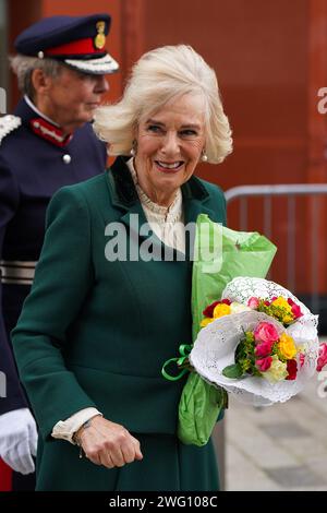 La regina Camilla, nel suo ruolo di presidente del Royal Voluntary Service, parte dopo una visita al Meadows Community Centre di Cambridge. Data immagine: Venerdì 2 febbraio 2024. Foto Stock