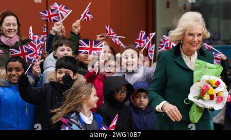 La regina Camilla, nel suo ruolo di presidente del Royal Voluntary Service, parte dopo una visita al Meadows Community Centre di Cambridge. Data immagine: Venerdì 2 febbraio 2024. Foto Stock