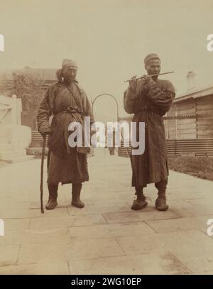 Due musicisti di strada cinesi nel cortile superiore, Dom Smith, Vladivostok, Russia, 1899. In: Album fotografico di pregare la famiglia espatriata vita a Vladivostok, Russia. Foto Stock