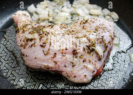 Pollo con le erbe preparato per la cottura. La cena piatto Foto Stock