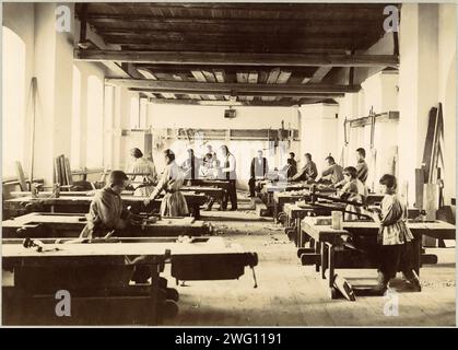 Piano terra dell'edificio principale. Negozio di Locksmith, 1898. Da un album che mostra gli edifici, i terreni e i laboratori della Chita Vocational School. Il futuro zar Nicola II visitò la città di Chita nel 1891 e in quell'occasione fu emesso un decreto governativo che prevedeva l'istituzione della scuola. La scuola aprì nel 1894, si trasferì in un nuovo edificio nel 1897, e gli fu dato il nome ufficiale della Scuola professionale dell'Imperatore Nicola II nel 1898. L'album presenta fotografie dell'interno e dell'esterno degli edifici scolastici, nonché fotografie degli studenti al lavoro. Finisce con un Foto Stock