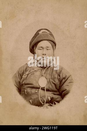 Gilyak il direttore, 1890. Questa collezione è composta da quarantaquattro fotografie dell'isola di Sakhalin e della città di Petropavlovsk-Kamchatskii tra la fine del XIX secolo e l'inizio del XX secolo. Le fotografie raffigurano strade, singoli edifici, panorami delle aree popolate e della popolazione locale, inclusi detenuti e prigionieri. La collezione offre approfondimenti sull'economia, la società e lo stile di vita in questo remoto angolo dell'Impero russo intorno alla fine del XX secolo. L'identità del fotografo è sconosciuta. Museo unificato regionale di Kamchatka Foto Stock
