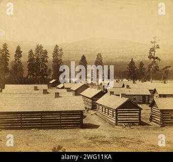 No 2, capanne di legno, quartieri invernali della BR N Am Boundary Commission sulle rive del Columbia a tre miglia sopra il posto della Baia di Hudson a Colville, tra il 1858 e il 1861. Vista dall'alto di 15 o più capanne di legno vicino a Fort Colville, Washington, con il fiume Columbia a media distanza. Foto Stock