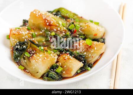 Bok choy di soia saltata asiatica fatta in casa con semi di sesamo. Mescolare il pak choi. Cibo asiatico Foto Stock