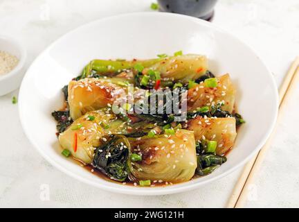 Bok choy di soia saltata asiatica fatta in casa con semi di sesamo. Mescolare il pak choi. Cibo asiatico Foto Stock