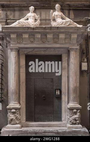 Portale d'ingresso dell'ex Palazzo di Vincenzo o Palazzo Cicala, costruito nel 1542, Piazza dell'Agnello, Genova, Italia Foto Stock