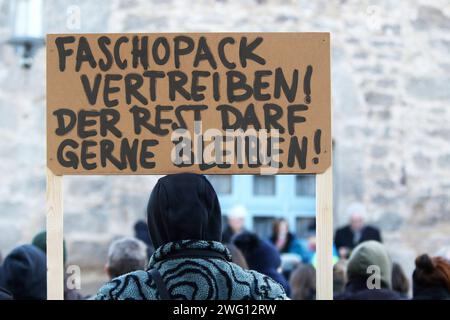 Demo gegen Hass und Hetze - Kundgebung gegen die AfD und Rechtsextremismus - GER, Germania, Deutschland, Witzenhausen, 27.01.2024 - Witzenhausen: Unter dem motto Nie wieder 1933 Nie wieder Faschismus fand auf dem Marktplatz in Witzenhausen eine Kundgebung gegen den erstarkenden rechtsext Aktionsbündnis statutt brawtsext unterstützt. Die Demoteilnehmer demonstrierten gegen den Rechtsruck in Deutschland, für Vielfalt und den Erhalt der Demokratie. Demoschild: FASCHOPACK VERTREIBEN DER REST DARF GERNE BLEIBEN *** Demo Against Hate and Aitation Rally Against the AfD e. Foto Stock