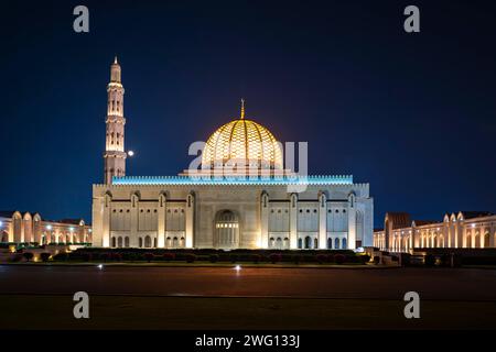 Grande Moschea del Sultano Qaboos, foto notturna con illuminazione, Mascate, Oman Foto Stock