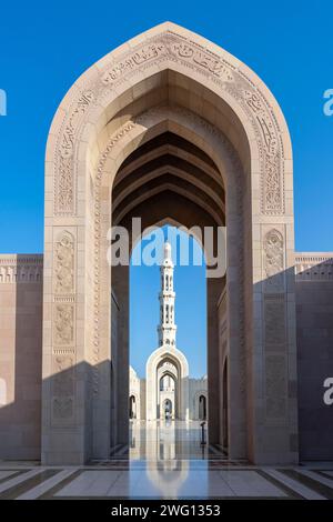 Grande Moschea del Sultano Qaboos, arcate con minareto, Mascate, Oman Foto Stock