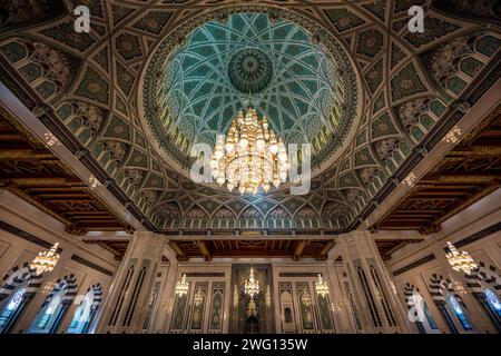 Grande Moschea del Sultano Qaboos, lampadario nella sala di preghiera per gli uomini, Mascate, Oman Foto Stock