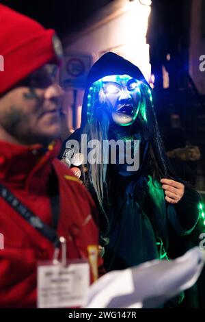 Persona con occhiali lucenti e maschera alle streghe a una festa di carnevale serale, carnevale, sfilata notturna di Schellbronn, Schellbronn, Germania Foto Stock