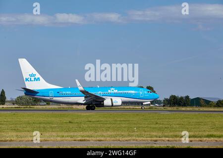 KLM Boeing 737-7K2 con registrazione PH-BGH atterra a Polderbaan, Aeroporto Schiphol di Amsterdam a Vijfhuizen, comune di Haarlemmermeer Foto Stock