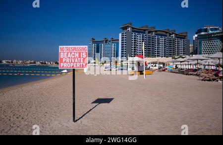 Cartello con la scritta "spiaggia privata", NON VI È ALCUN PROBLEMA, LA SPIAGGIA È DI PROPRIETÀ PRIVATA, spiaggia, ombrelloni, Hotel NH Collection The Palm Jumeirah, Dubai, Emirati Arabi Uniti Foto Stock