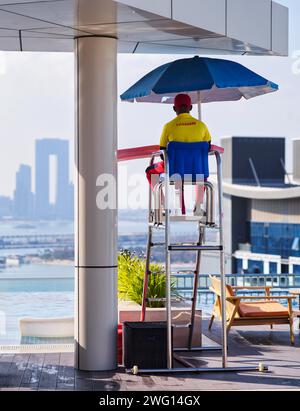 Bagnino, bagnino sulla sedia, piscina sul tetto, piscina, Hotel NH Collection The Palm Jumeirah, dietro Hotel The Address Beach Resort, Dubai Foto Stock