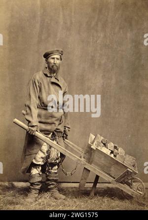 Incatenato a una Wheelbarrow, 1891. Uno dei 74 punti di vista presi nel luglio 1891 e contenuti nell'albumTipy i vidy Nerchinskoi katorgi (punti di vista e abitanti dei campi di lavoro forzato di Nerchinsk). Il Nerchinskkatorgafaceva parte del sistema katorga (lavoro forzato) della Russia imperiale, situato nella provincia di Transbaikalia (l'attuale Zabaykall'skiy Kray), vicino al confine russo con la Cina. La katorga era amministrata dal Ministero degli interni e comprendeva prigioni di Akatuy, Kara, Aleksandrovsk, Nerchinskii Zavod e Zerentuy, tutte raffigurate nell'album. Biblioteca nazionale della Russia Foto Stock