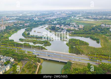 Haikou. 1 febbraio 2024. Una foto aerea con un drone scattata il 1° febbraio 2024 mostra il paesaggio nella zona umida del fiume Furong a Haikou, nella provincia di Hainan nella Cina meridionale. Haikou è stata accreditata dalla Convenzione di Ramsar come città internazionale delle zone umide nel 2018. Negli ultimi anni, la città ha rafforzato la conservazione e il restauro delle zone umide. Con l'attuazione di varie misure, i benefici ecologici, economici e sociali derivanti dalla costruzione di una città internazionale delle zone umide sono diventati sempre più importanti. Credito: PU Xiaoxu/Xinhua/Alamy Live News Foto Stock