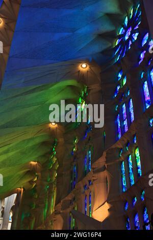 I colori delle vetrate colorate si riflettono sull'interno della cattedrale la Sagrada Familia di Antonio Gaudi. Barcellona, Spagna. 2017 Foto Stock