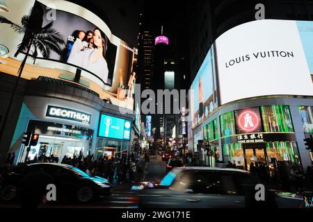 Una vista panoramica del centro di Hong Kong di notte. Foto Stock
