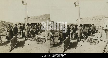 Barelle per biciclette che portano i russi feriti in una stazione chirurgica -- assedio di Port Arthur, c1905. Foto Stock