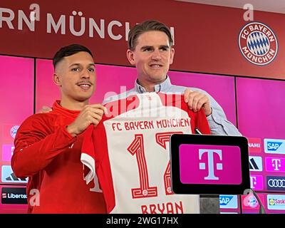 Monaco, Germania. 2 febbraio 2024. Il direttore sportivo del Bayern Monaco, Christoph Freund (r), presenta il calciatore spagnolo Bryan Zaragoza in una conferenza stampa e gli consegna la maglia con il numero 17. Credito: Christian Kunz/dpa/Alamy Live News Foto Stock