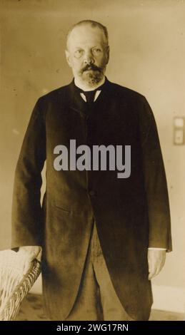 Serge Witte nella sua camera al Wentworth Hotel, Portsmouth, 1905. Sergei Witte, inviato russo alla Conferenza di pace di Portsmouth, ritratto lungo tre quarti, seduto a un tavolo, di fronte. Foto Stock