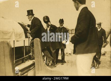 Serge Witte a bordo di "Mayflower", 1905. La foto mostra l'inviato russo Sergei Witte a bordo di un lancio che lo porta allo yacht presidenziale "Mayflower". L'agente dei servizi segreti statunitensi William Flynn è all'estrema destra, con un cappello di colore chiaro. Foto Stock