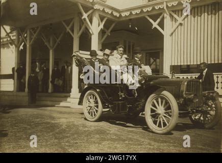 Komura e Takahira lasciano il Wentworth Hotel per una conferenza di pace nel 1905. Foto Stock