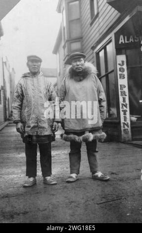 Eskimos fuori dai negozi, in una strada commerciale a nome, tra la c1900 e il 1916. Foto Stock