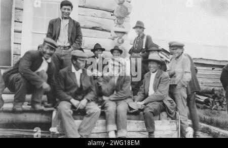 Gruppo di uomini eschimesi, tra c1900 e 1916. Foto Stock