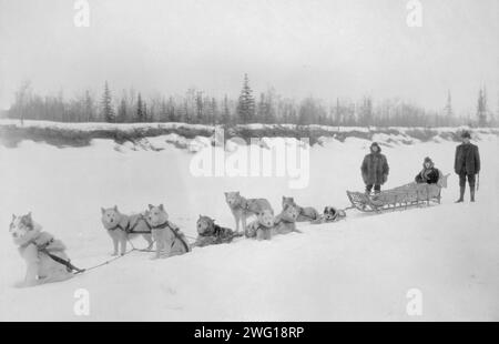 Squadra di slitte trainate da cani, tra il c1900 e il 1927. Foto Stock