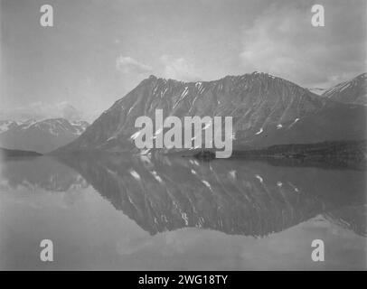 Cathedral Mountain e Lake Atlin, tra la c1900 e il 1927. Foto Stock