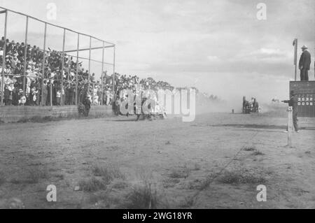 Corsa dei carri in occasione della celebrazione del 4 luglio, tra c1900 e c1930. Foto Stock