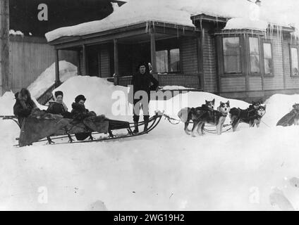 Trasporto in slitta trainata da cani, tra c1900 e c1930. Foto Stock