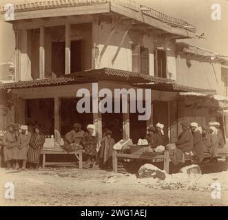 Sala da tè, Samarcanda, tra il 1905 e il 1915. Gruppo di uomini e ragazzi seduti su piattaforme esterne, di fronte a un edificio a due piani. In album: Views in Asia centrale, Impero russo, LOTTO 10338, no. 153. Foto Stock