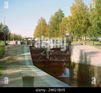 Sul canale Saimaa, Finlandia, tra il 1905 e il 1915. Vista dei cancelli di blocco. Il chimico e fotografo russo Sergey Prokudin-Gorsky (1863-1944) è stato un pioniere nella fotografia a colori che ha usato per documentare la Russia dell'inizio del XX secolo e il suo impero, incluso lo stile di vita scomparso dei popoli tribali lungo la via della seta in Asia centrale. In una camera oscura della carrozza ferroviaria fornita dallo zar Nicola II, Prokudin-Gorsky utilizzò il processo fotografico a tre colori per registrare costumi e occupazioni tradizionali, chiese e moschee - molti ora patrimonio dell'umanità dell'UNESCO - nonché la modernizzazione in Agricu Foto Stock