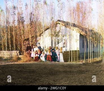 Fattoria di migranti nell'insediamento di Nadezhdinsk con un gruppo di contadini, Golodnaia [o Golodnaya] Steppe, [Russia/Asia centrale?], tra il 1905 e il 1915. Foto Stock