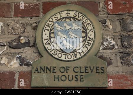 Inghilterra, Sussex, East Sussex, Lewes, Sussex Archaeological Trust targa sul muro di Anna di Cleves House Foto Stock