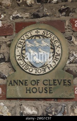 Inghilterra, Sussex, East Sussex, Lewes, Sussex Archaeological Trust targa sul muro di Anna di Cleves House Foto Stock