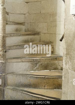 Scala a chiocciola che sale all'interno della Jewel Tower di Londra Foto Stock