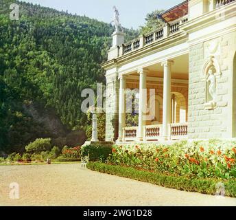 Angolo del palazzo Likanskii, tra il 1905 e il 1915. Le colline pedemontane della Likany delle montagne del Caucaso offrono uno sfondo drammatico per un palazzo costruito sul fiume Kura, vicino al confine russo con la Turchia e vicino alla città di Borzhomi nell'attuale Georgia. Il Palazzo Romanov, noto anche come Palazzo Likani, fu progettato da Leon Benois per il Granduca Nicola Mikhailovich di Russia. Foto Stock